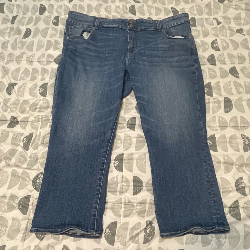 American Eagle capris.